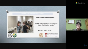 Profesora Claudia Mallea exponiendo sobre patrimonio arqueológico y turismo científico para la Fundación CTS.